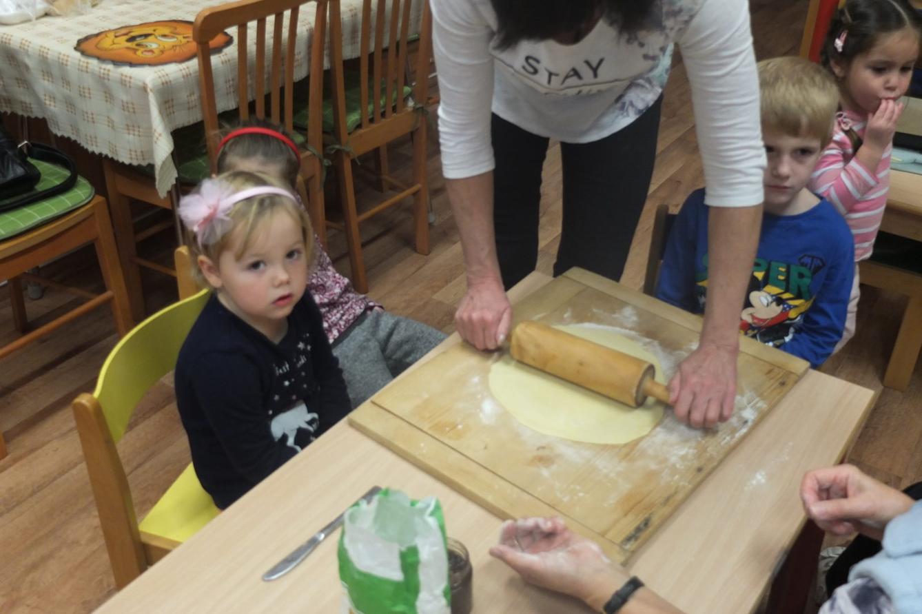 PEČENÍ SVATOMARTINSKÝCH ROHLÍČKŮ - 10