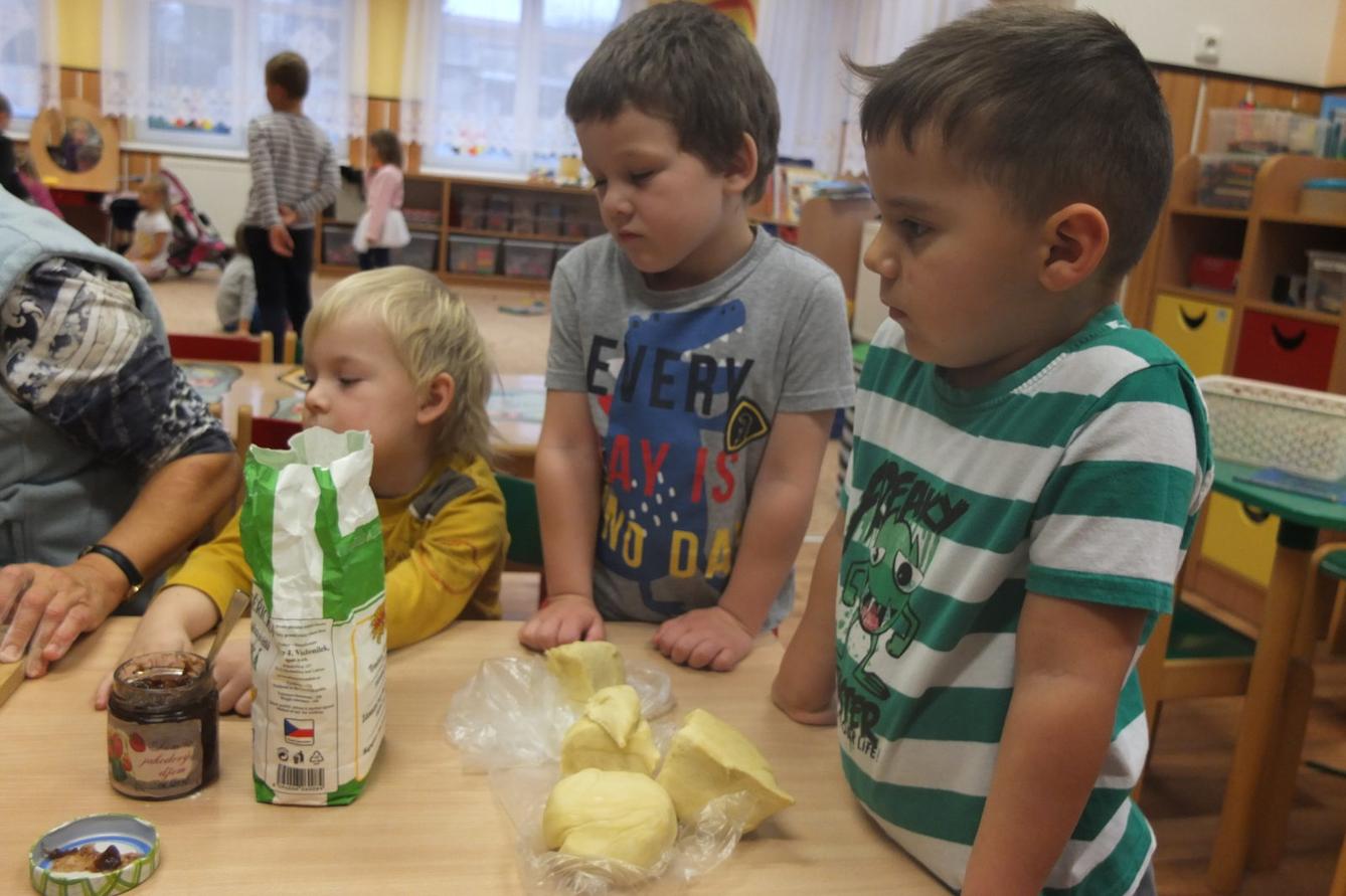 PEČENÍ SVATOMARTINSKÝCH ROHLÍČKŮ - 11