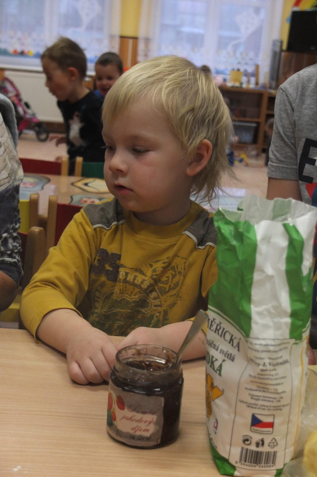 PEČENÍ SVATOMARTINSKÝCH ROHLÍČKŮ - 12