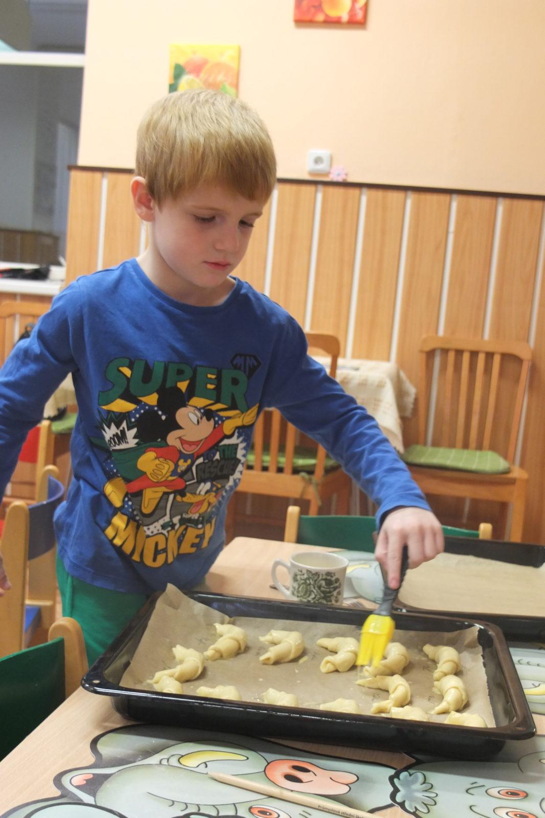 PEČENÍ SVATOMARTINSKÝCH ROHLÍČKŮ - 14