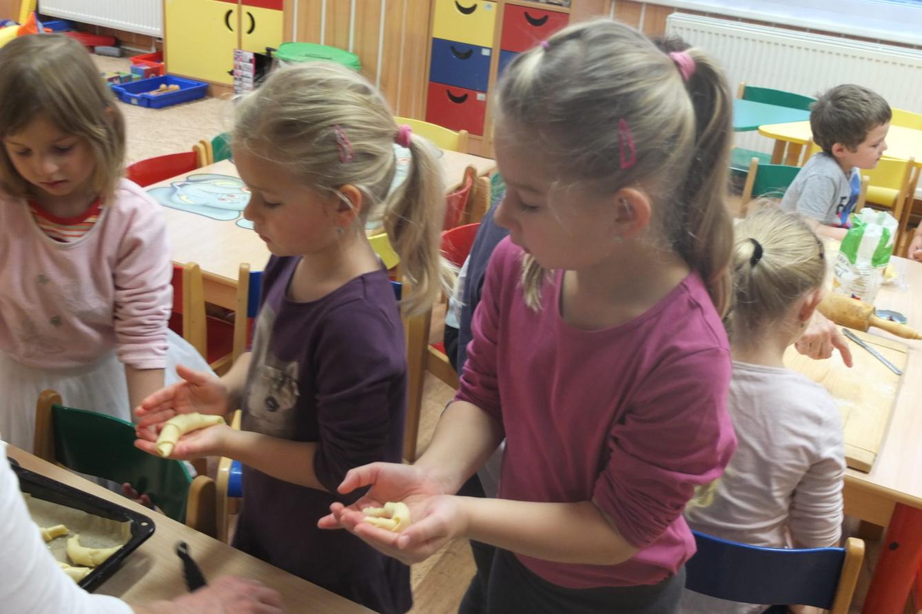 PEČENÍ SVATOMARTINSKÝCH ROHLÍČKŮ - 17