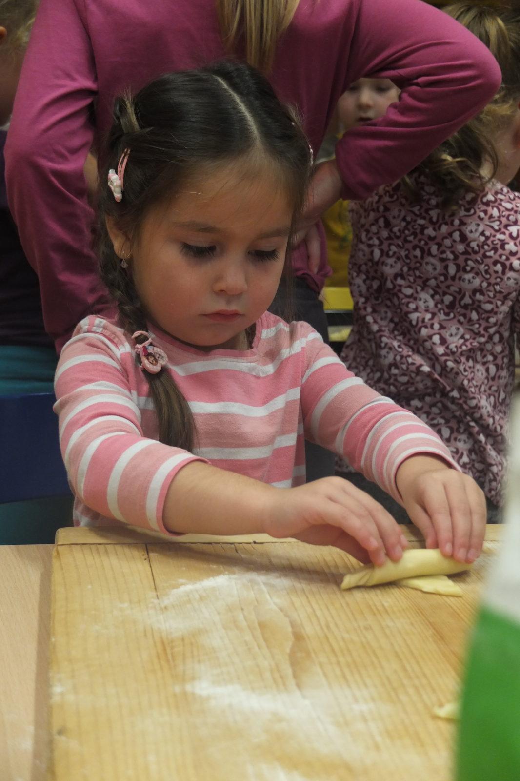 PEČENÍ SVATOMARTINSKÝCH ROHLÍČKŮ - 24