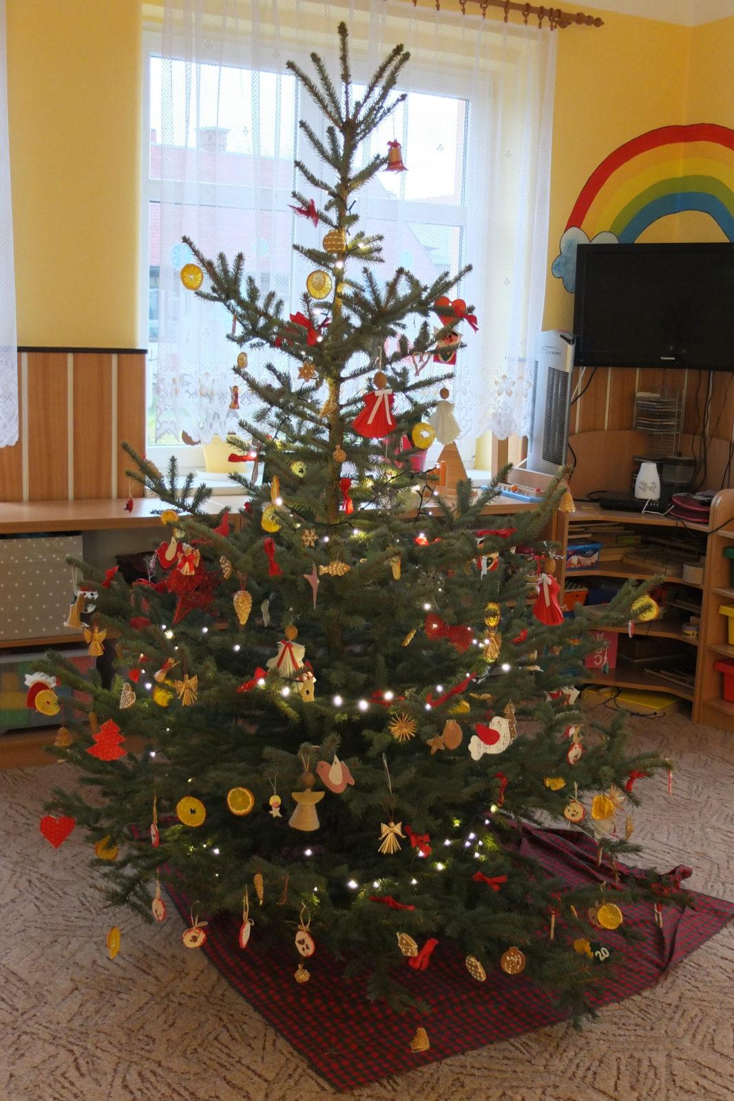 Zdobení stromečku - 11