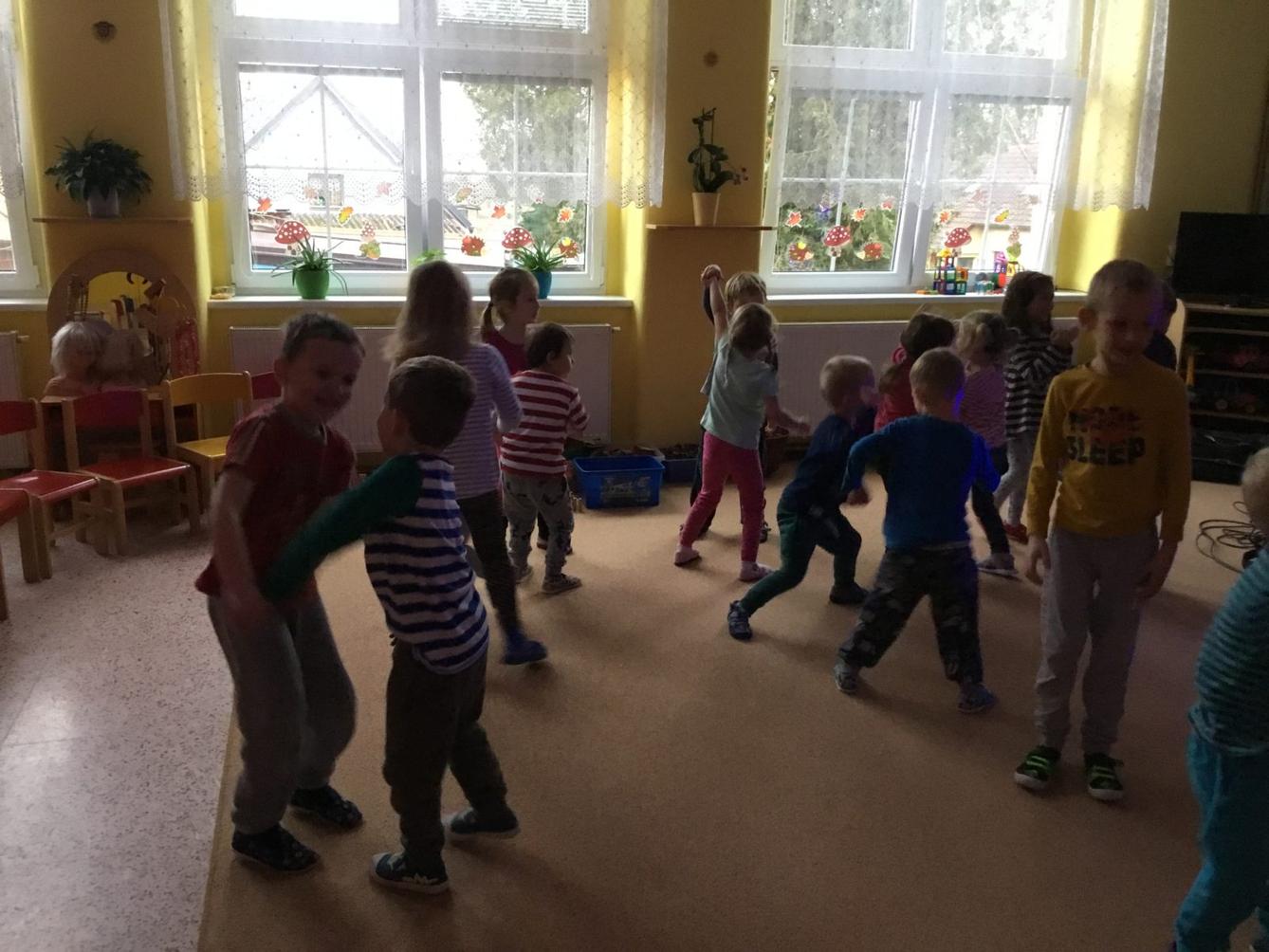 "RYTMICKÁ SHOW" v MŠ - 14