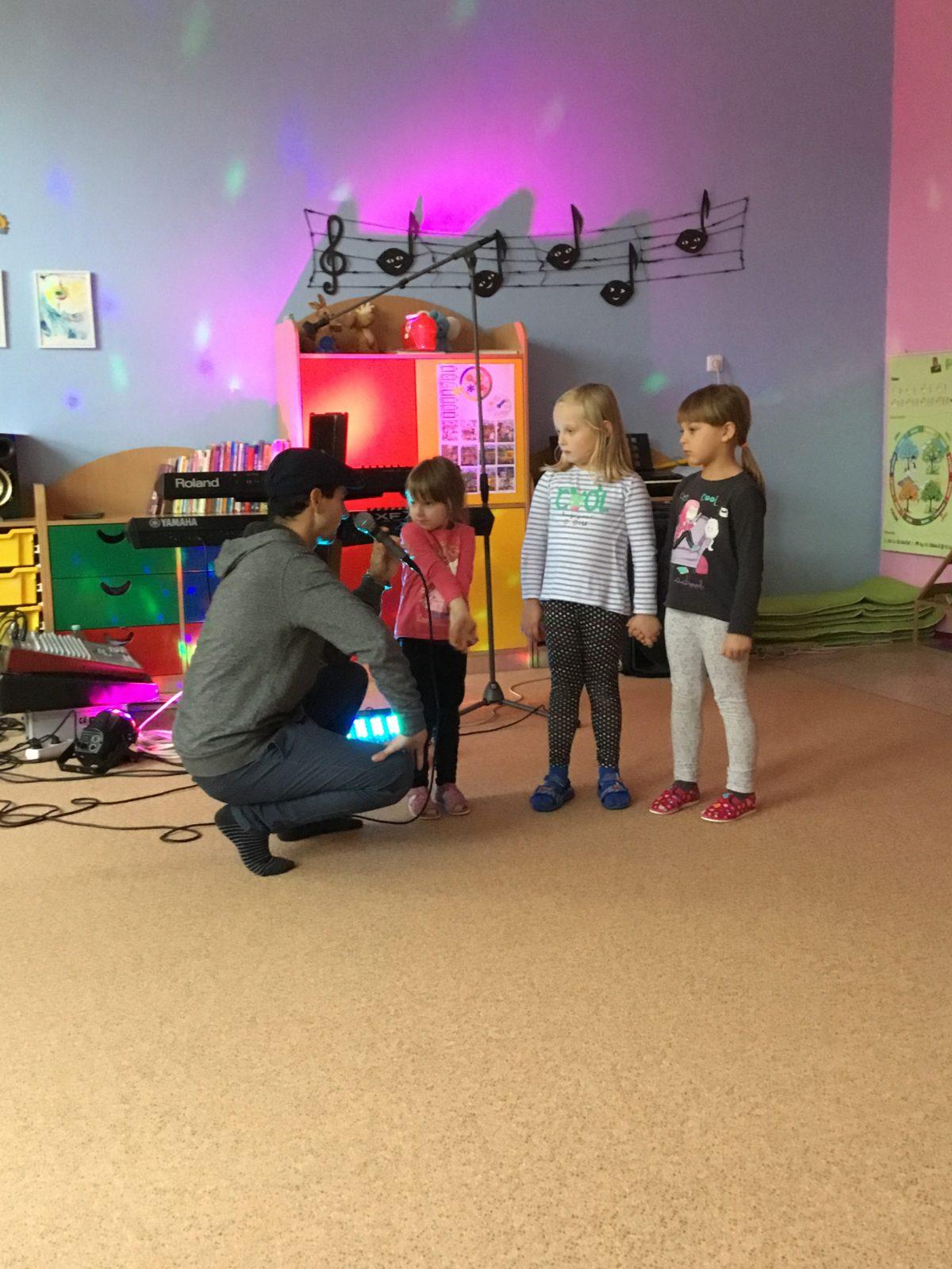 "RYTMICKÁ SHOW" v MŠ - 15