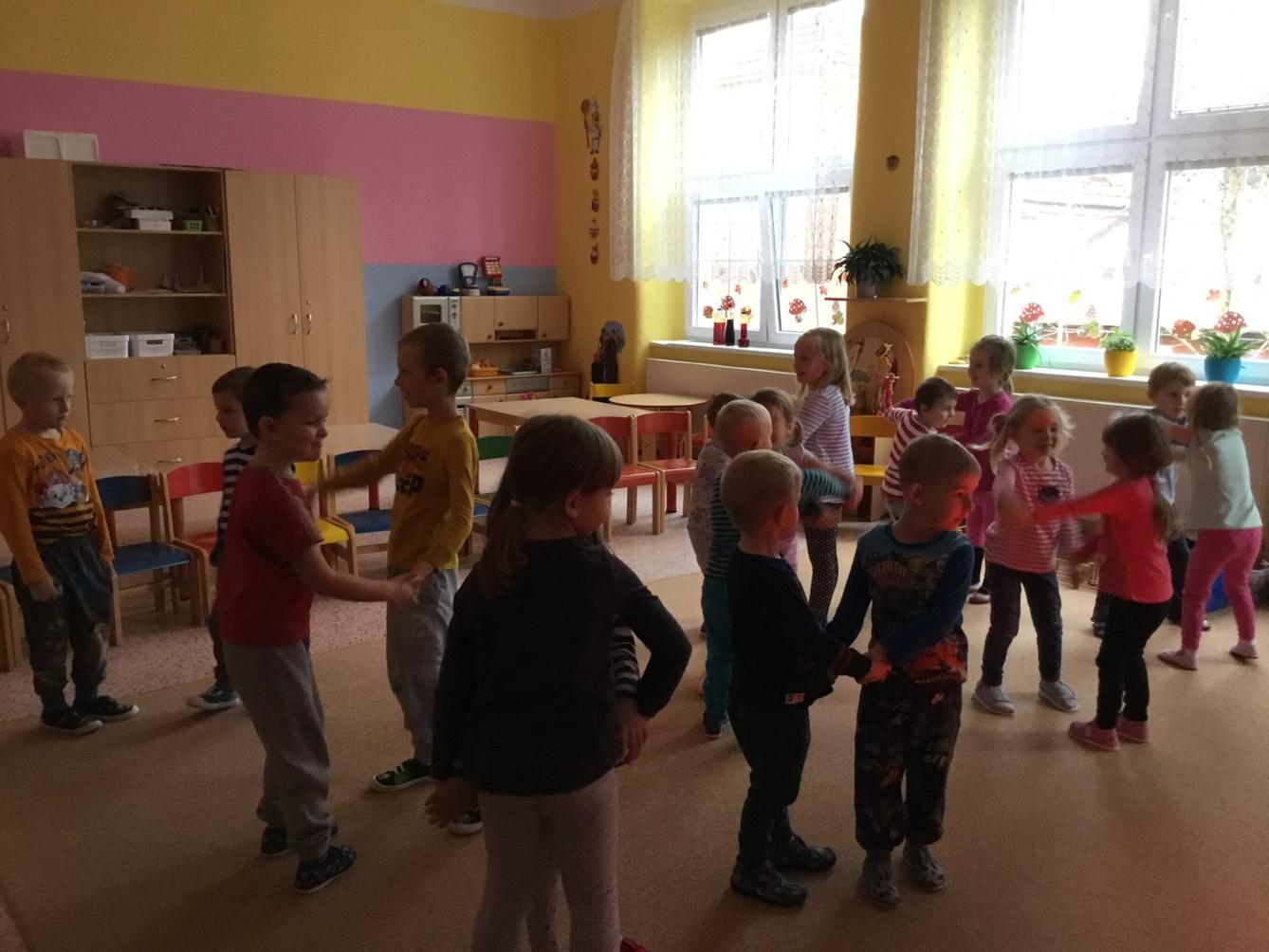 "RYTMICKÁ SHOW" v MŠ - 16