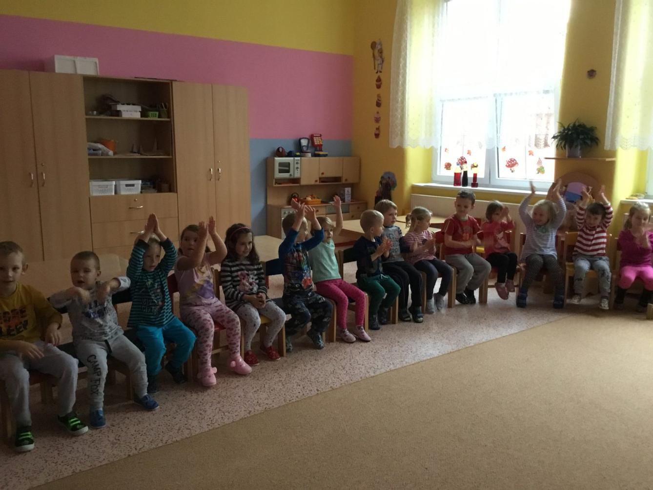 "RYTMICKÁ SHOW" v MŠ - 17