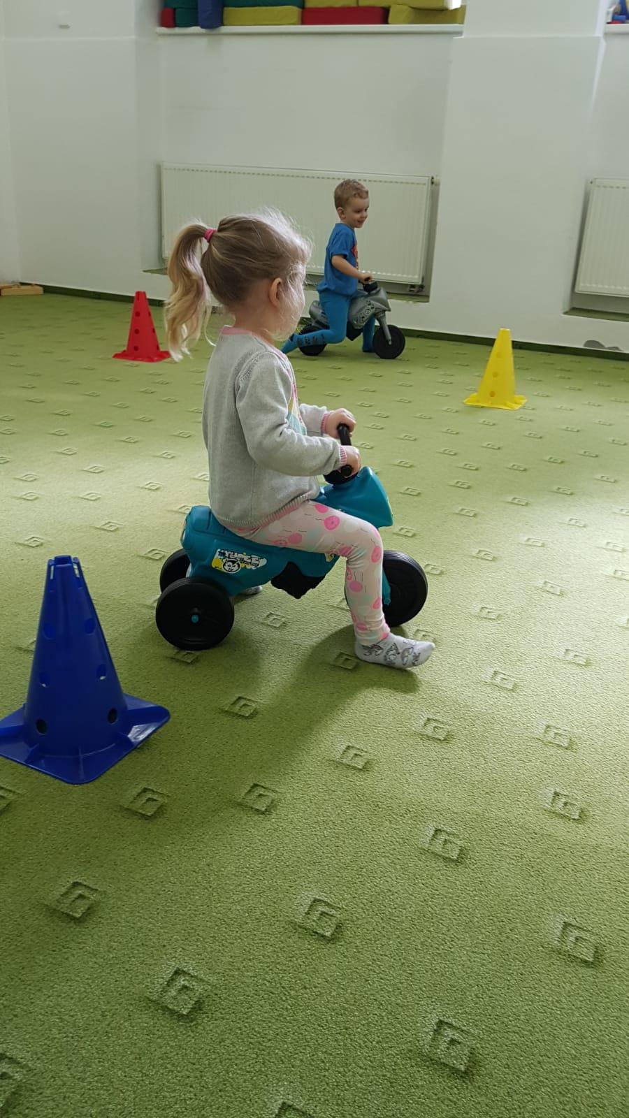 Broučci: v tělocvičně je to prima!!! - 13