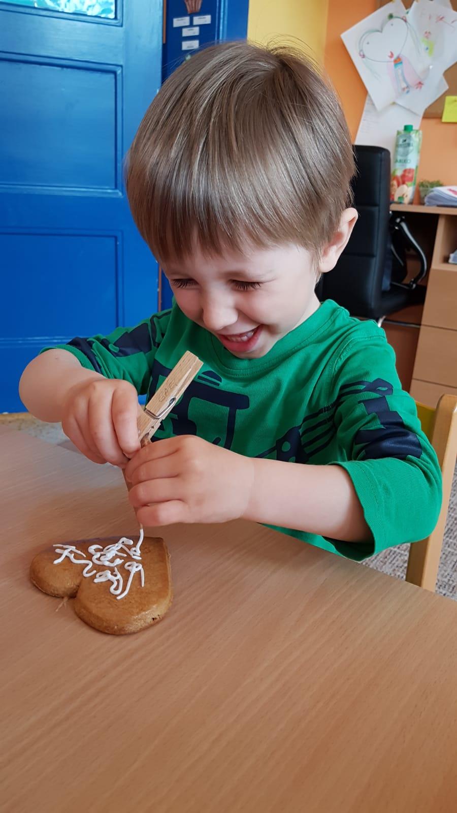 Pečení a zdobení perníčků pro maminky - 8