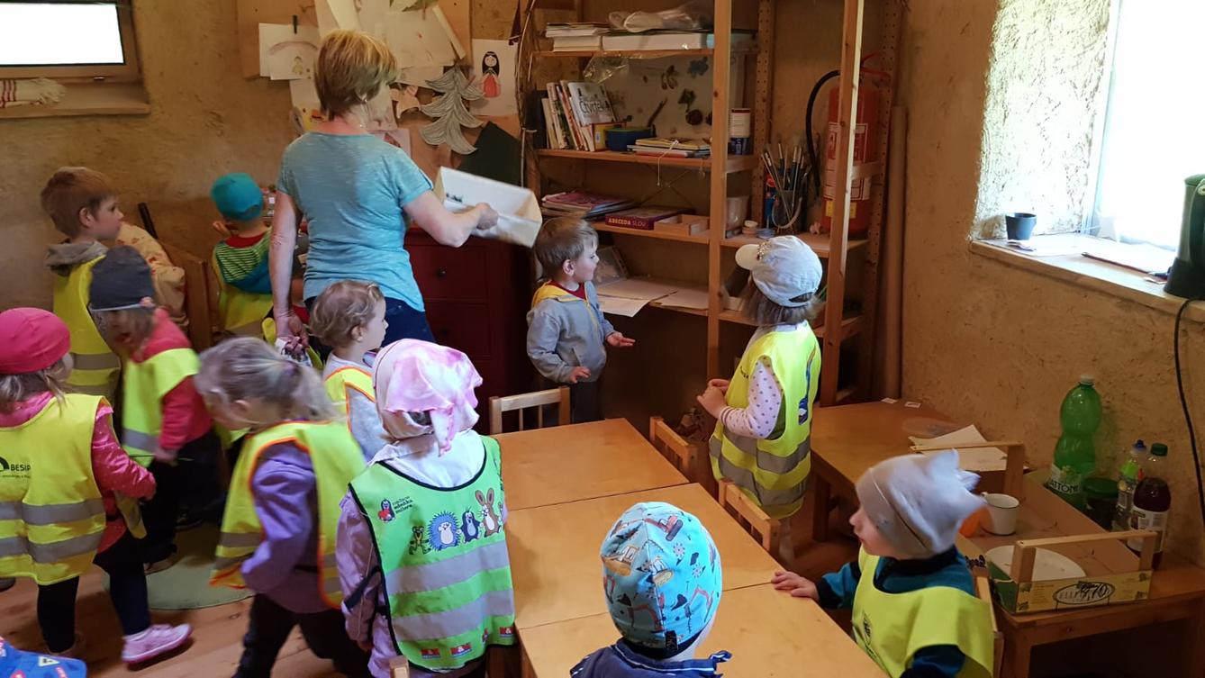 Vycházka za jeleny a návštěva lesní školky - 10