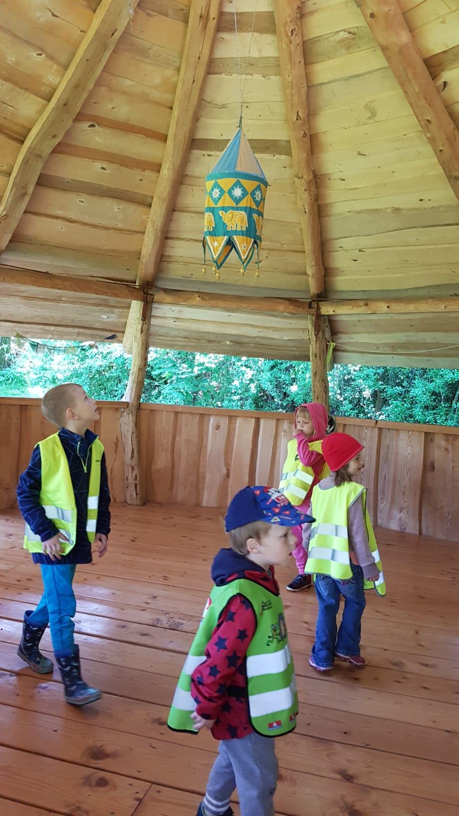 Vycházka za jeleny a návštěva lesní školky - 11