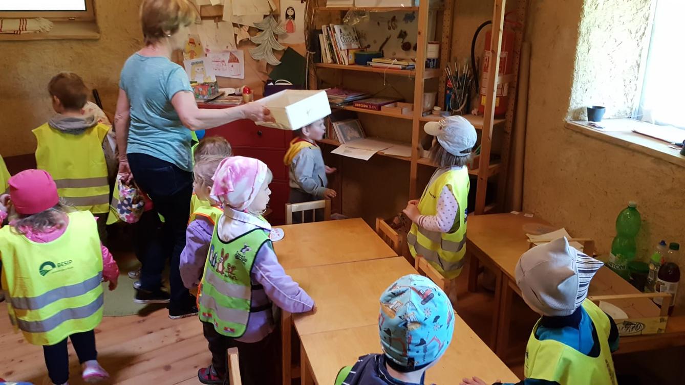 Vycházka za jeleny a návštěva lesní školky - 12