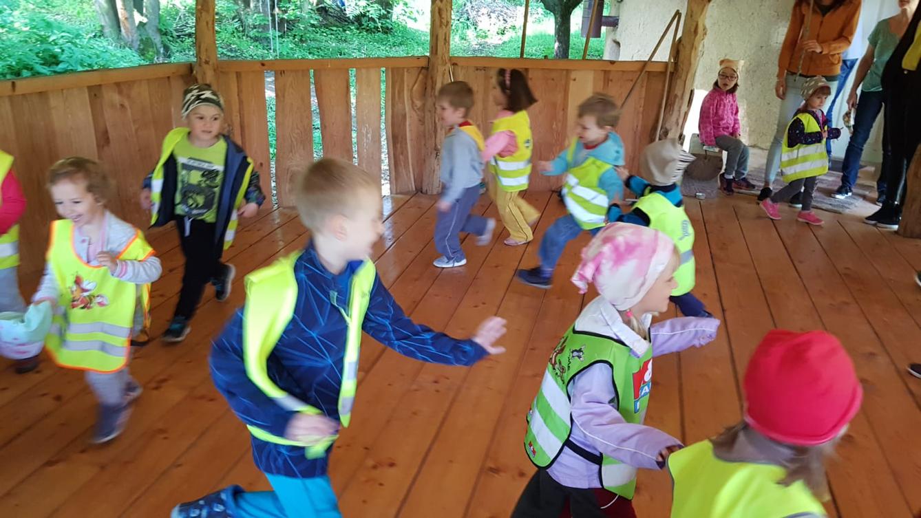 Vycházka za jeleny a návštěva lesní školky - 18