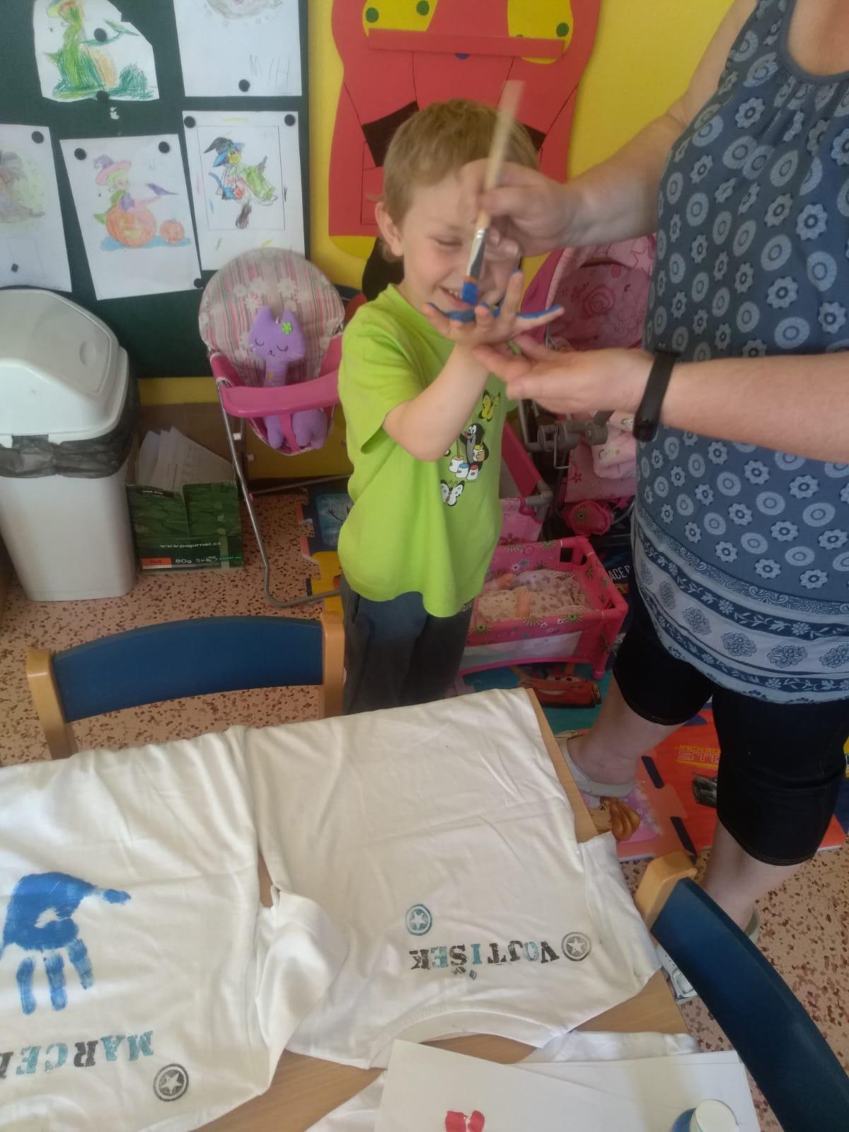 "Výroba" triček ke DNI DĚTÍ - 15