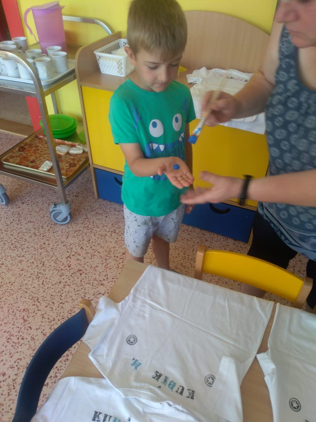 "Výroba" triček ke DNI DĚTÍ - 21