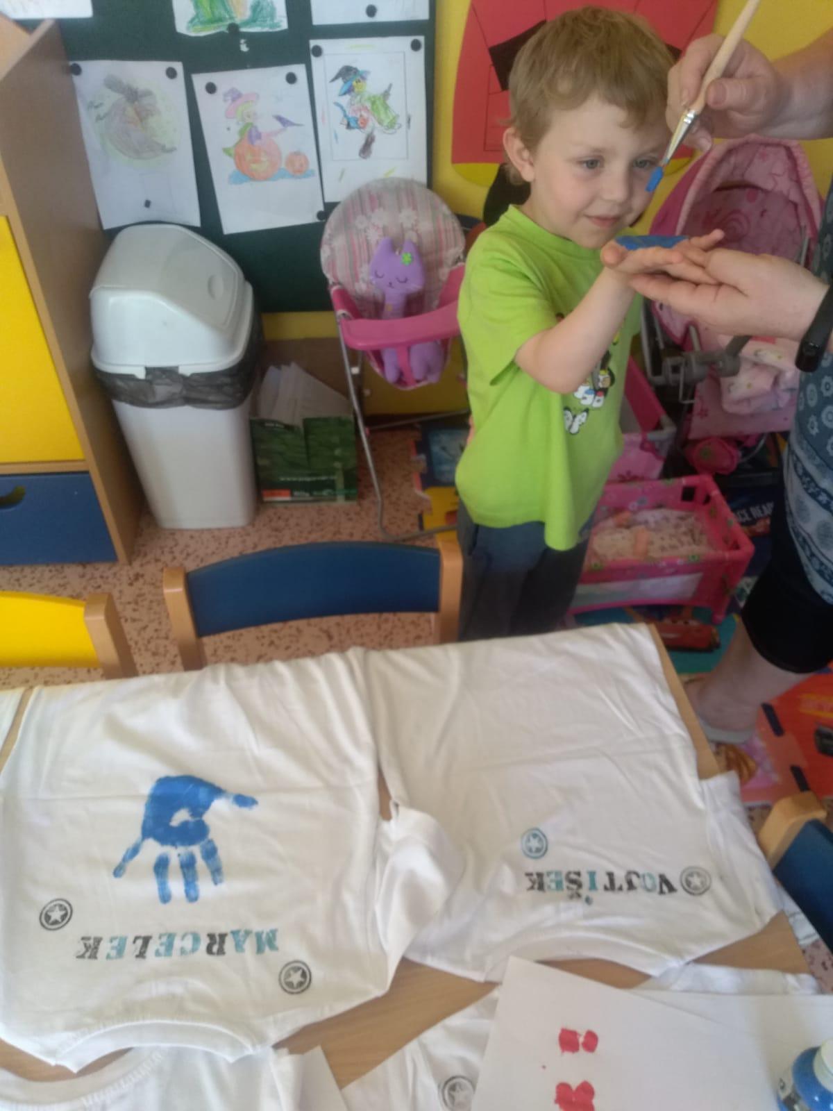 "Výroba" triček ke DNI DĚTÍ - 23