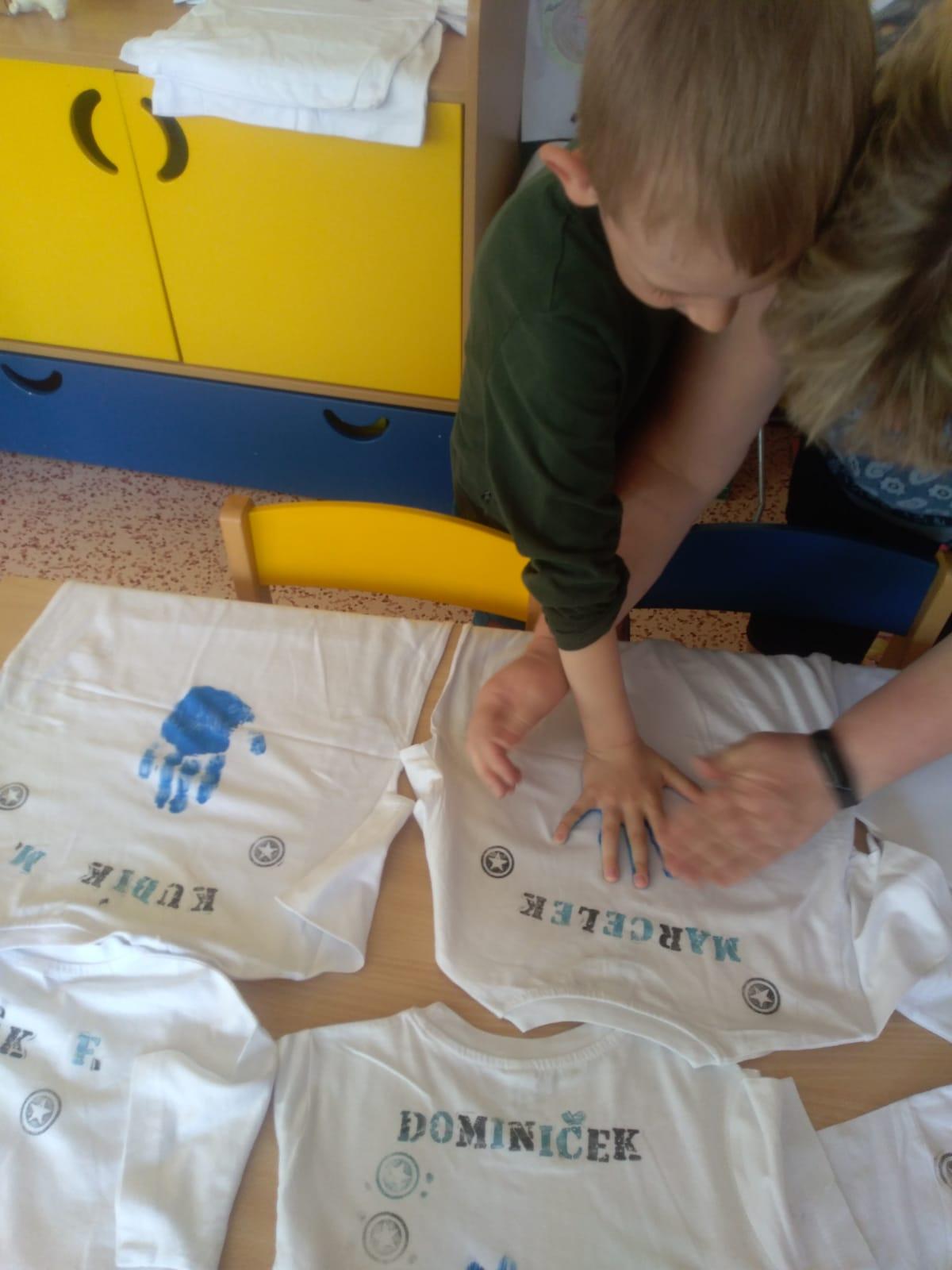 "Výroba" triček ke DNI DĚTÍ - 24