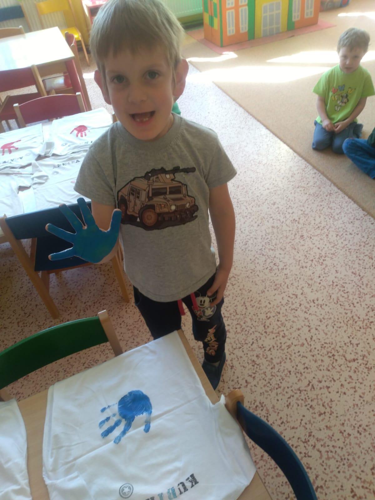 "Výroba" triček ke DNI DĚTÍ - 25