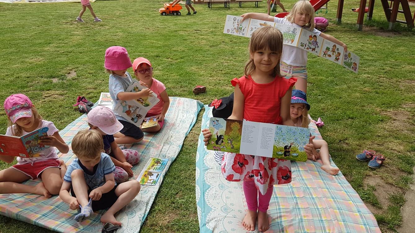 "čtenářská dílnička" - "čteme si na zahradě" - 1
