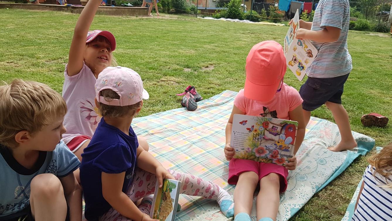 "čtenářská dílnička" - "čteme si na zahradě" - 3