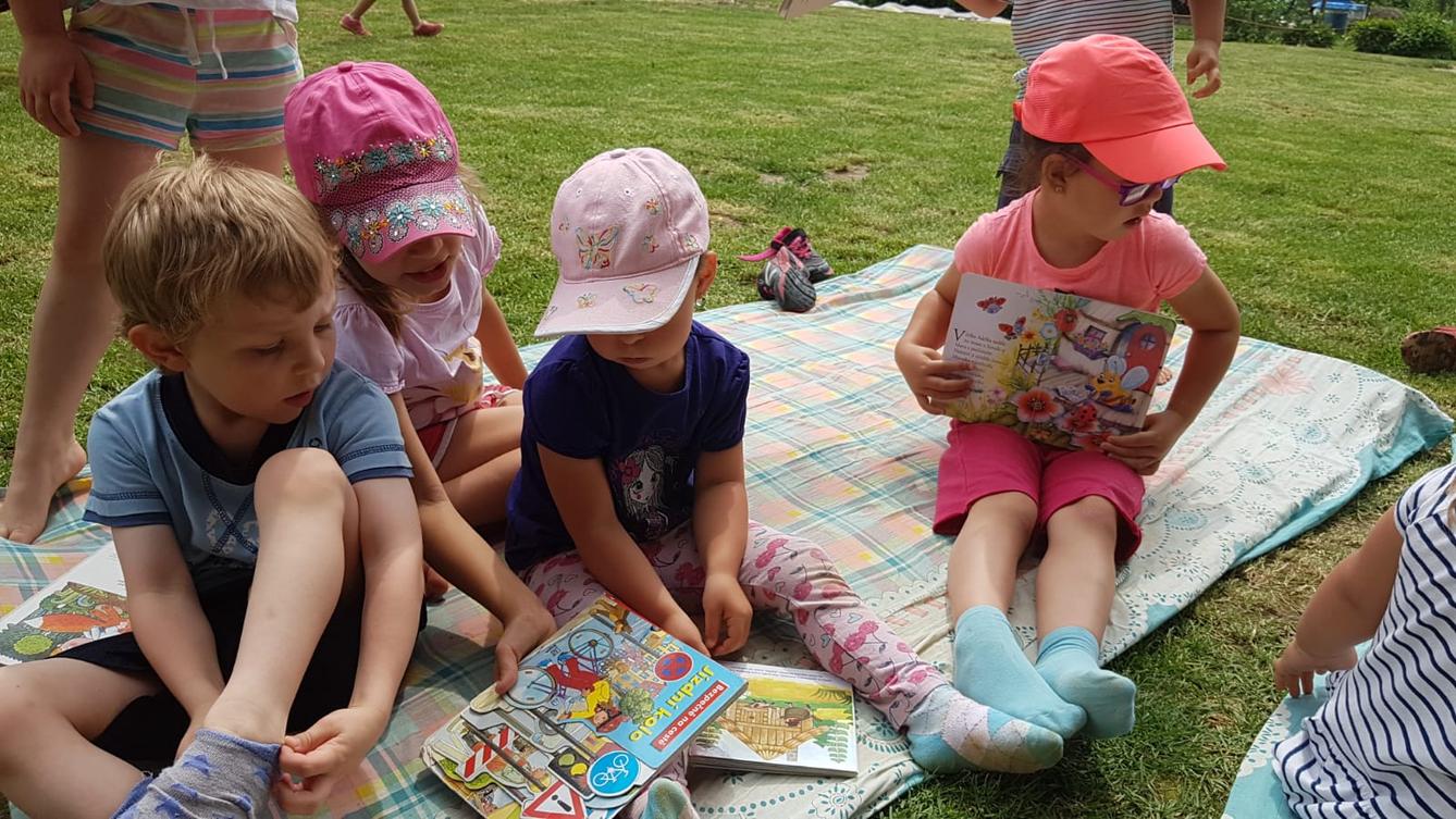 "čtenářská dílnička" - "čteme si na zahradě" - 4