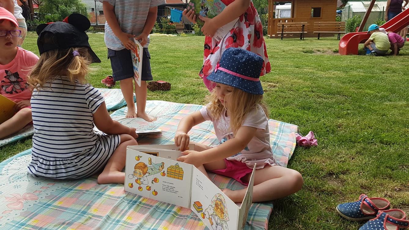 "čtenářská dílnička" - "čteme si na zahradě" - 6