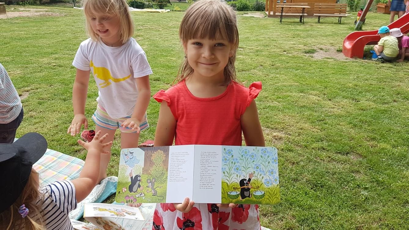 "čtenářská dílnička" - "čteme si na zahradě" - 7