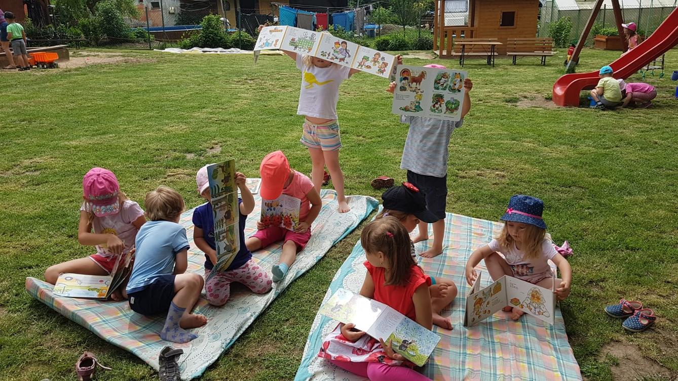 "čtenářská dílnička" - "čteme si na zahradě" - 8