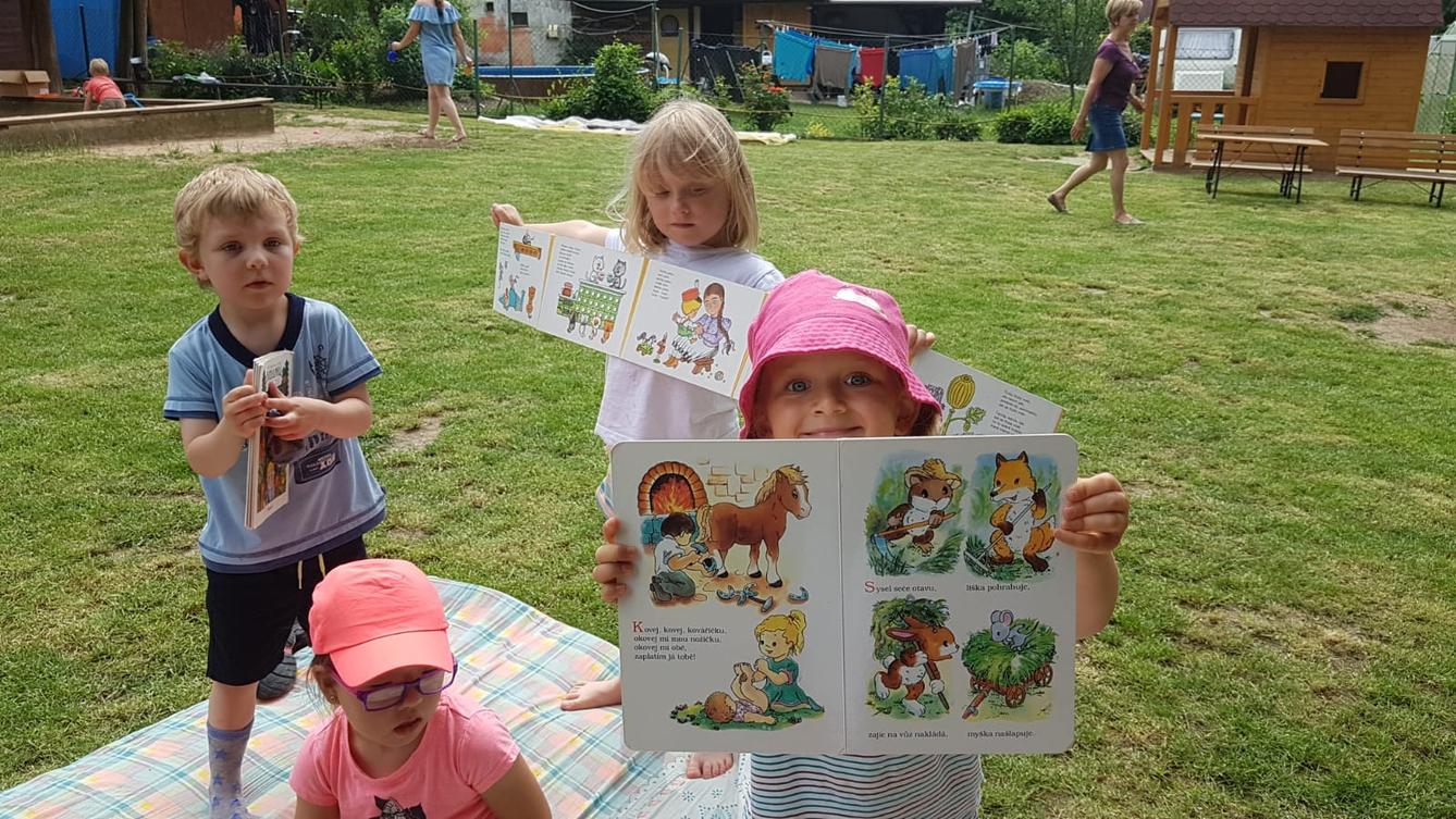 "čtenářská dílnička" - "čteme si na zahradě" - 10