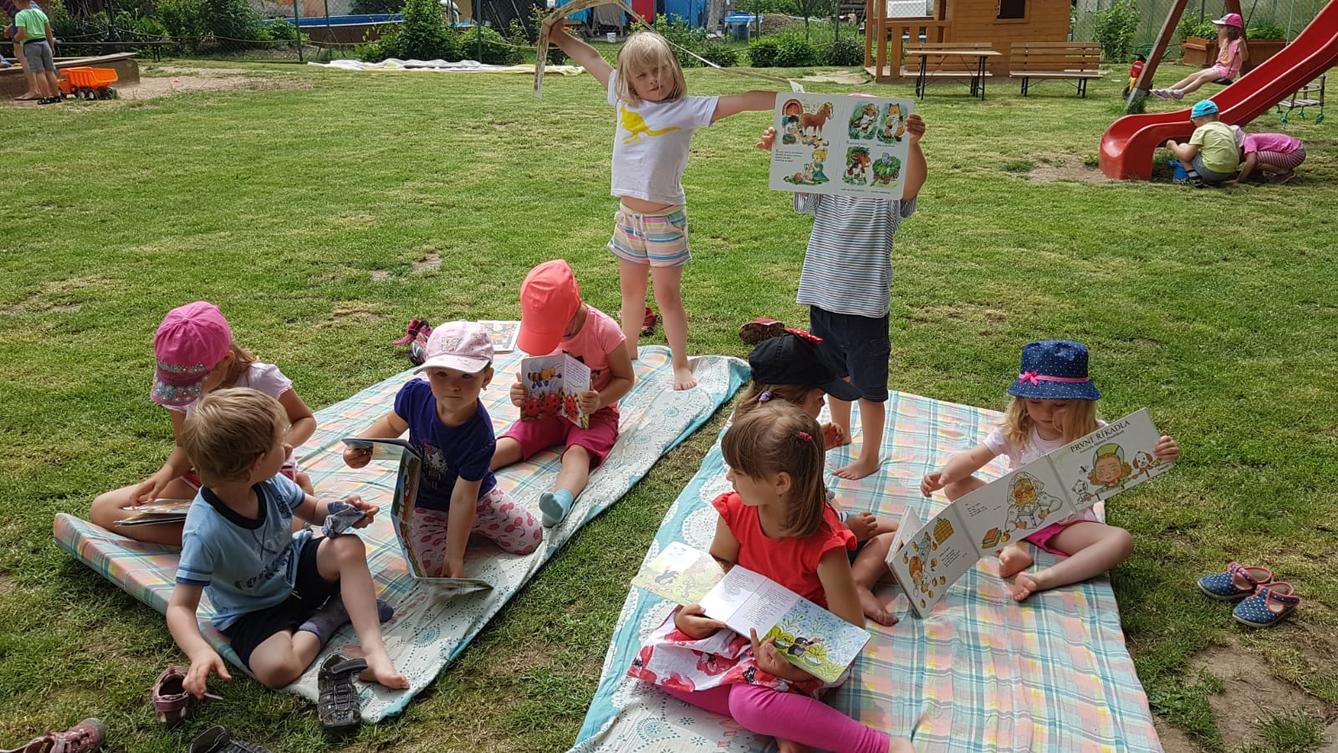 "čtenářská dílnička" - "čteme si na zahradě" - 11