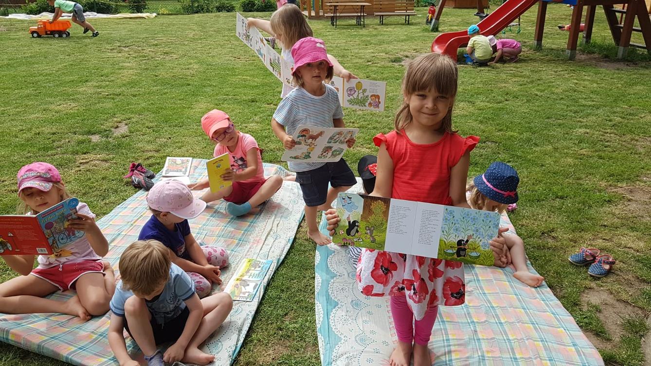 "čtenářská dílnička" - "čteme si na zahradě" - 12