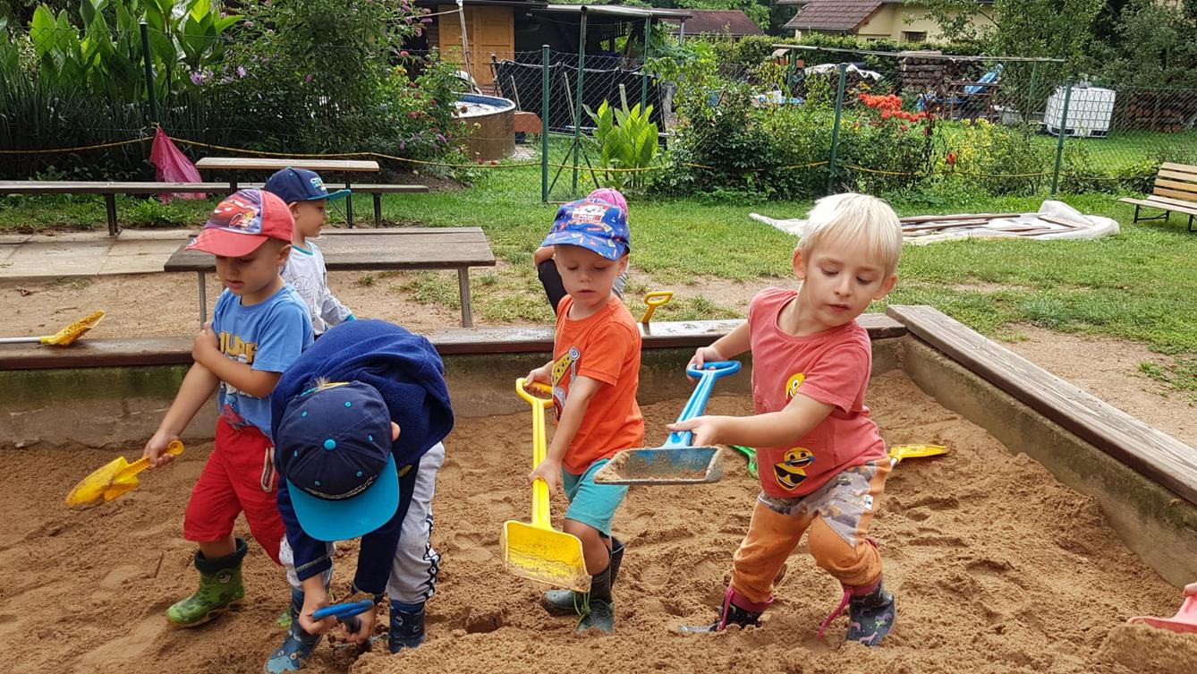 Užíváme zahrady!!!! :-) - 2