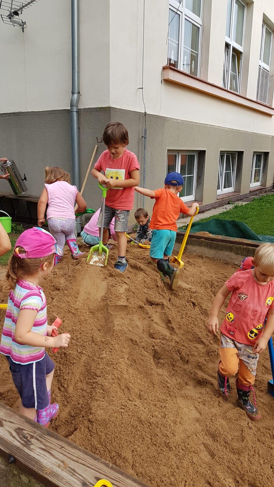 Užíváme zahrady!!!! :-) - 4