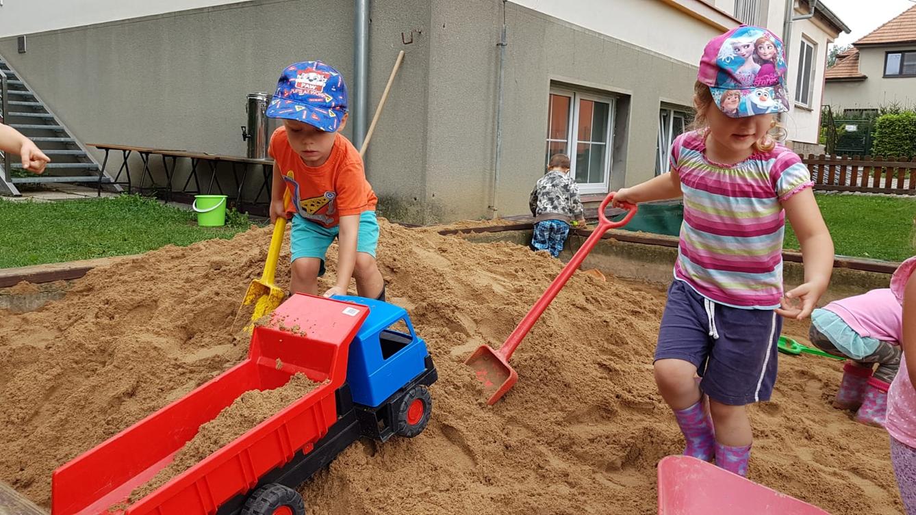 Užíváme zahrady!!!! :-) - 6