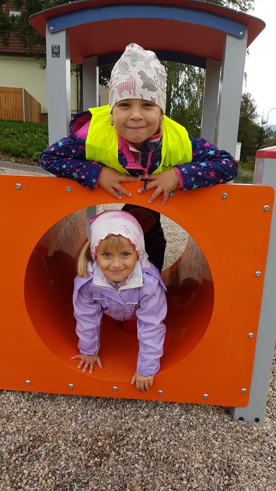 Klokánci: návštěva hřiště u obecního úřadu - 1