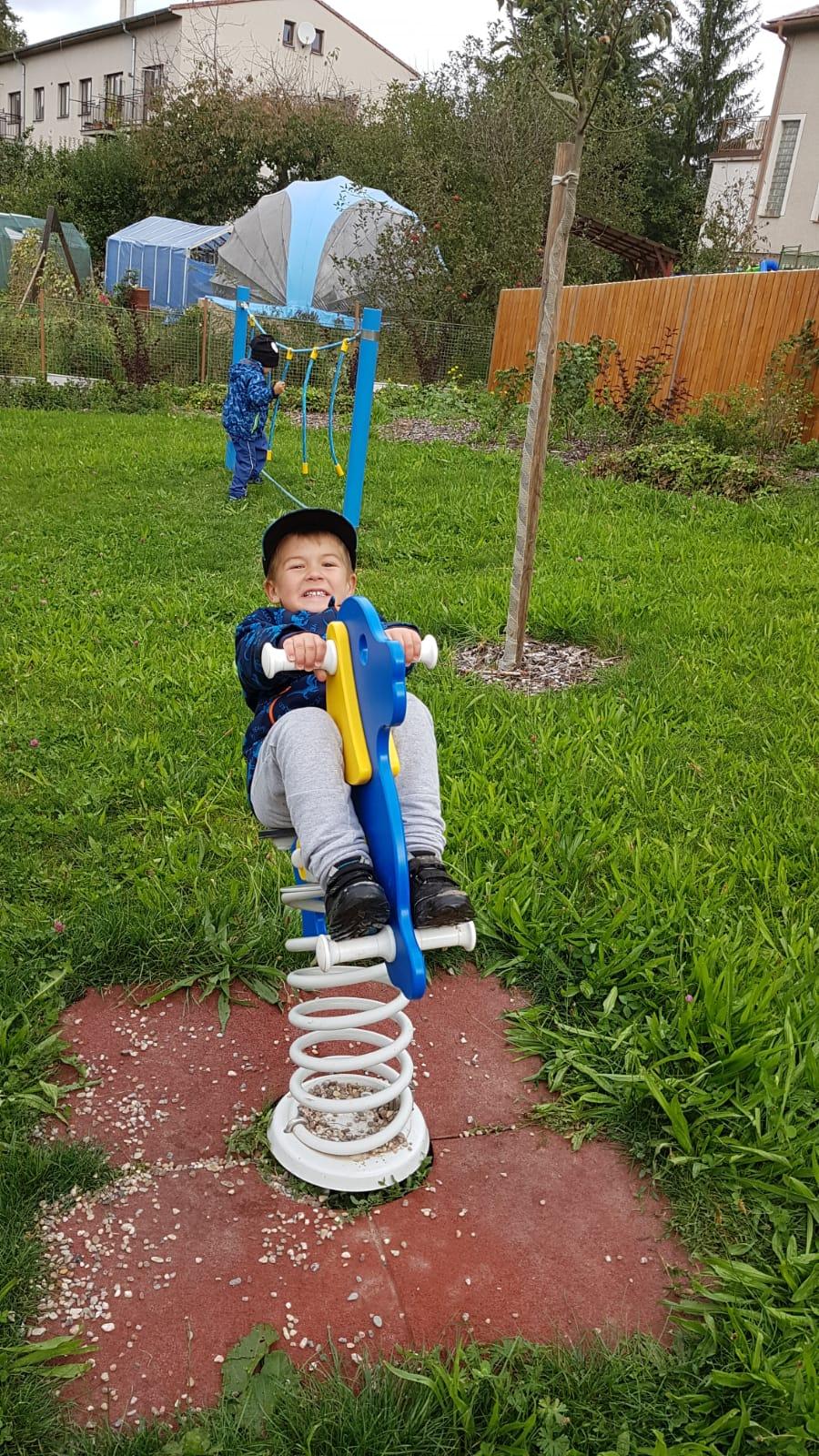 Klokánci: návštěva hřiště u obecního úřadu - 3