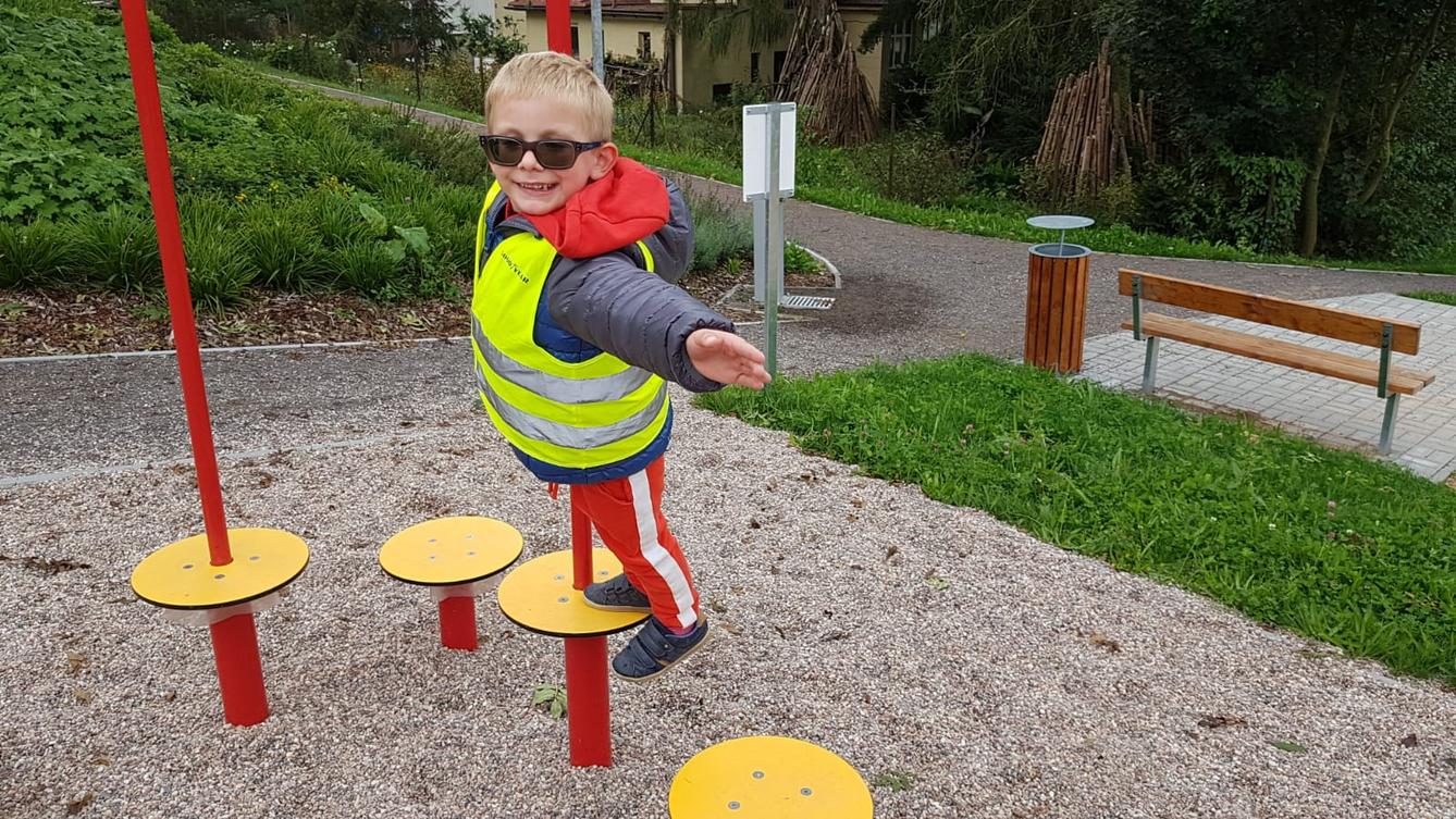 Klokánci: návštěva hřiště u obecního úřadu - 4