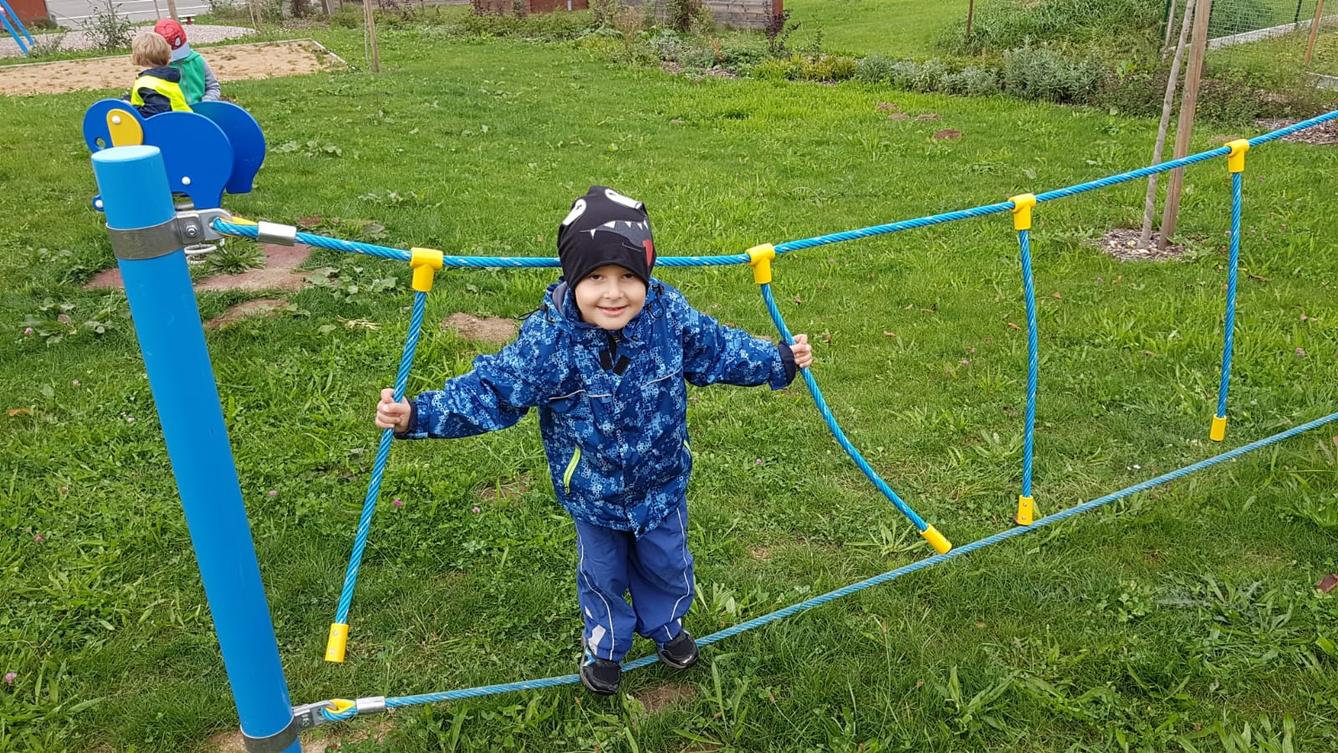 Klokánci: návštěva hřiště u obecního úřadu - 5