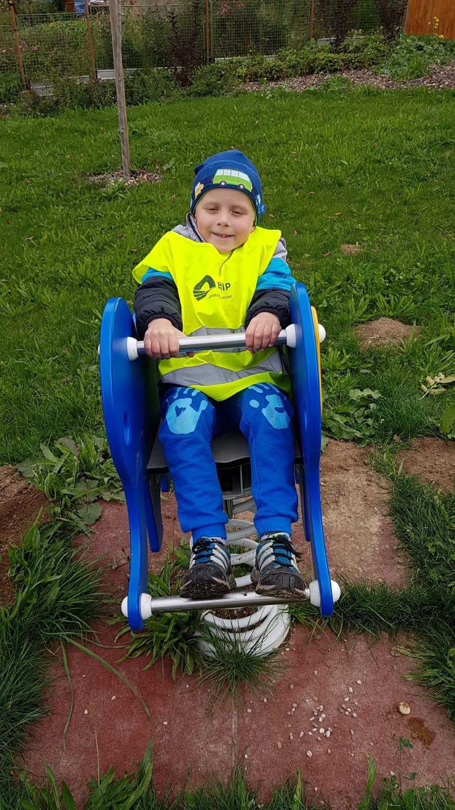 Klokánci: návštěva hřiště u obecního úřadu - 7