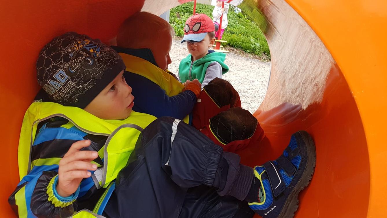 Klokánci: návštěva hřiště u obecního úřadu - 9