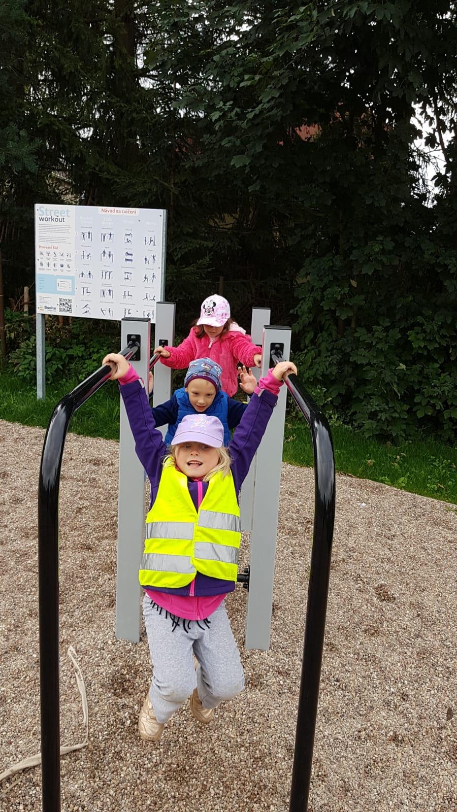 Klokánci: návštěva hřiště u obecního úřadu - 10