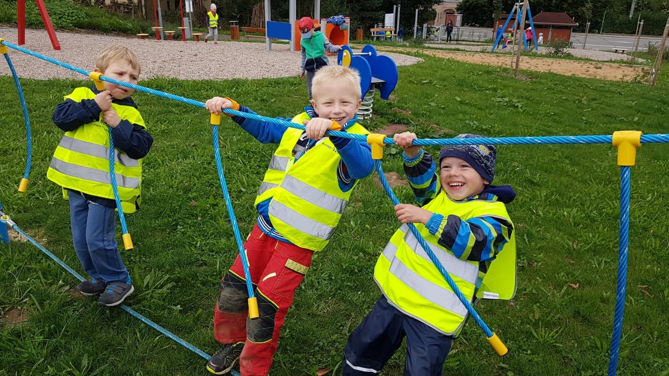 Klokánci: návštěva hřiště u obecního úřadu - 11