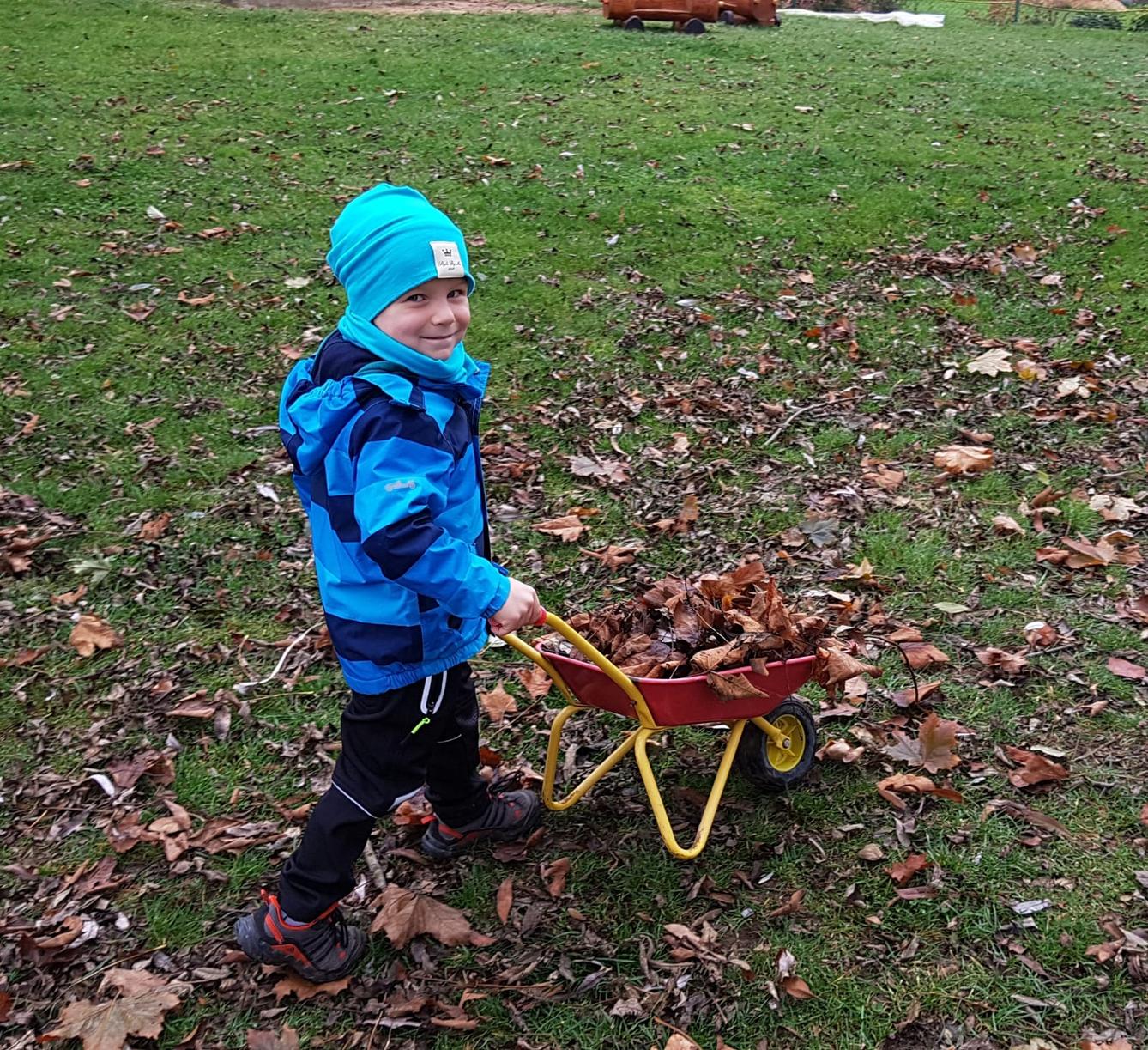 Pracujeme na zahradě:-) - 2