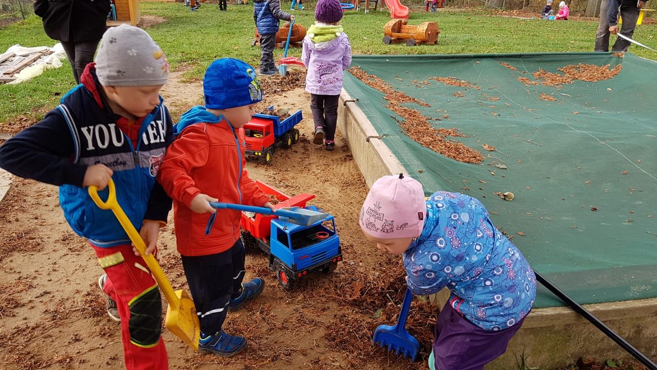 Pracujeme na zahradě:-) - 3