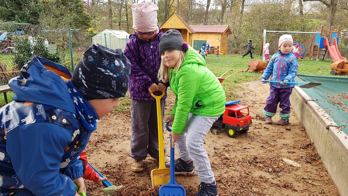 Pracujeme na zahradě:-) - 7