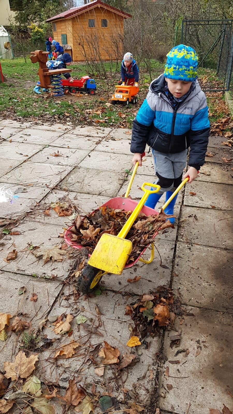 Pracujeme na zahradě:-) - 13