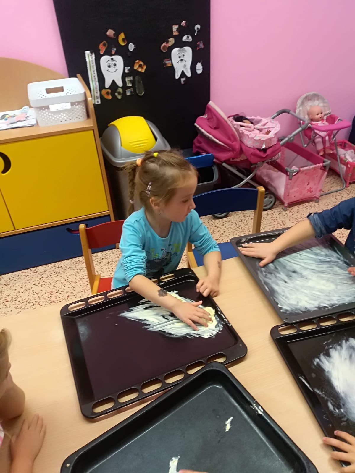 příprava na Vánoce: pečeme perníčky:-) - 2