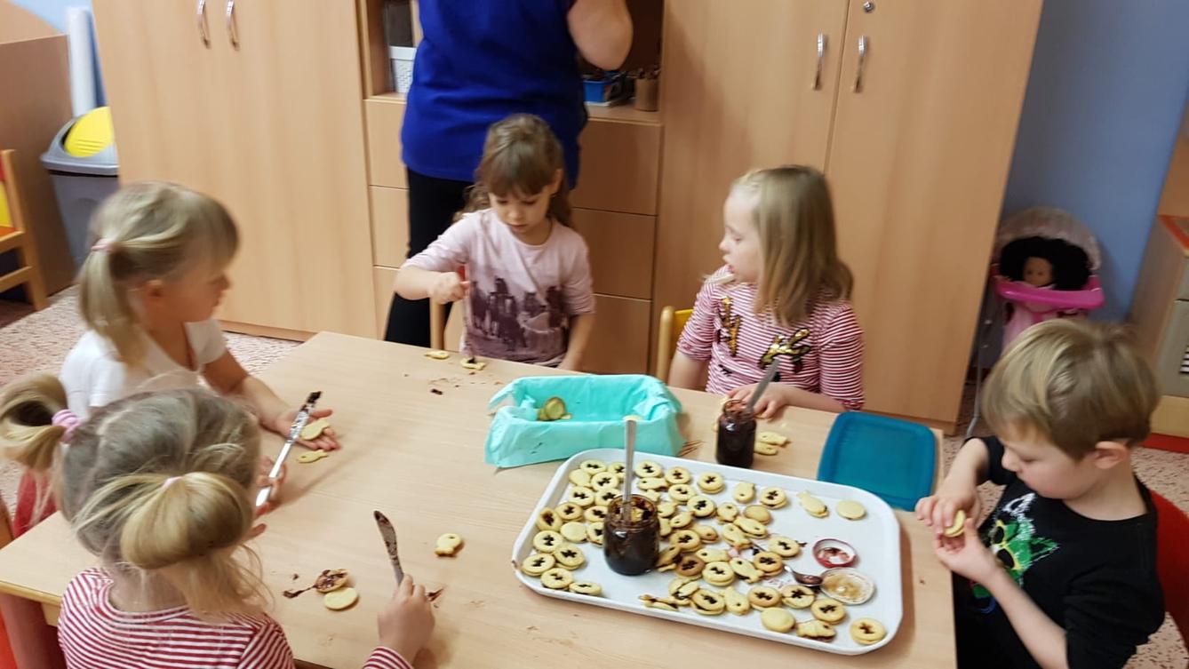 Zdobení perníčků a slepování lineckého - 1