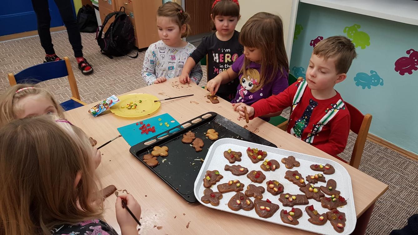 Zdobení perníčků a slepování lineckého - 8