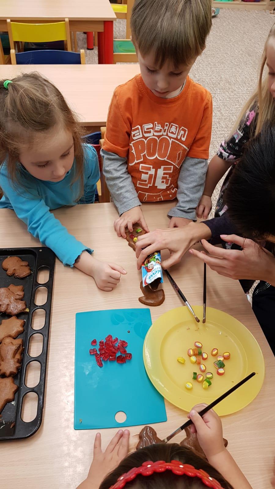 Zdobení perníčků a slepování lineckého - 27